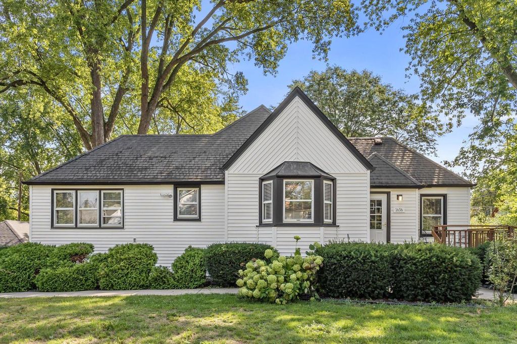 1636 S Triangle AVENUE, New Berlin, WI 53151