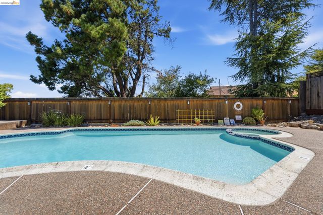 2137 Pheasant Dr, Hercules, CA 94547