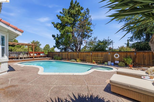 2137 Pheasant Dr, Hercules, CA 94547