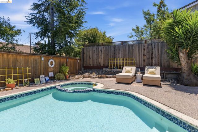 2137 Pheasant Dr, Hercules, CA 94547