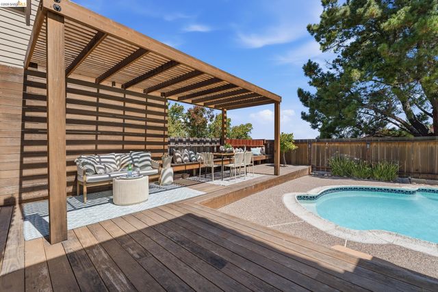 2137 Pheasant Dr, Hercules, CA 94547
