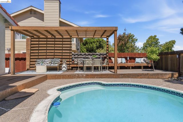 2137 Pheasant Dr, Hercules, CA 94547