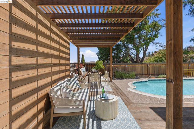 2137 Pheasant Dr, Hercules, CA 94547