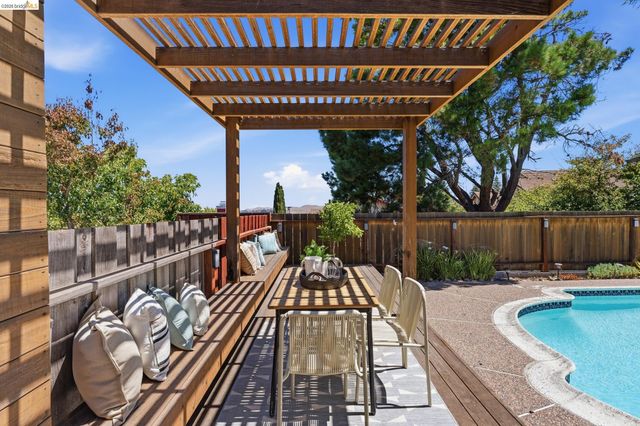 2137 Pheasant Dr, Hercules, CA 94547