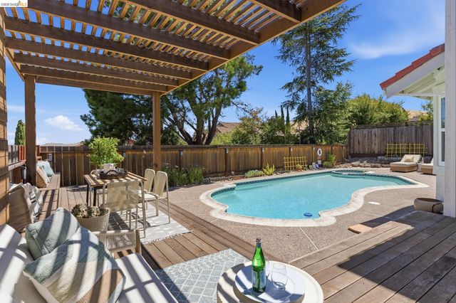 2137 Pheasant Dr, Hercules, CA 94547