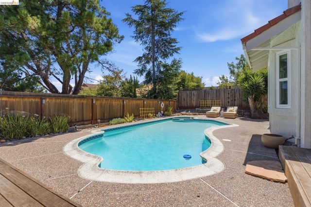 2137 Pheasant Dr, Hercules, CA 94547