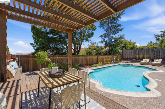 2137 Pheasant Dr, Hercules, CA 94547