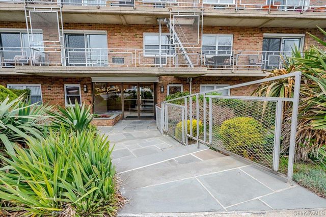 90 S Park Avenue C4, Rockville Centre, NY 11570