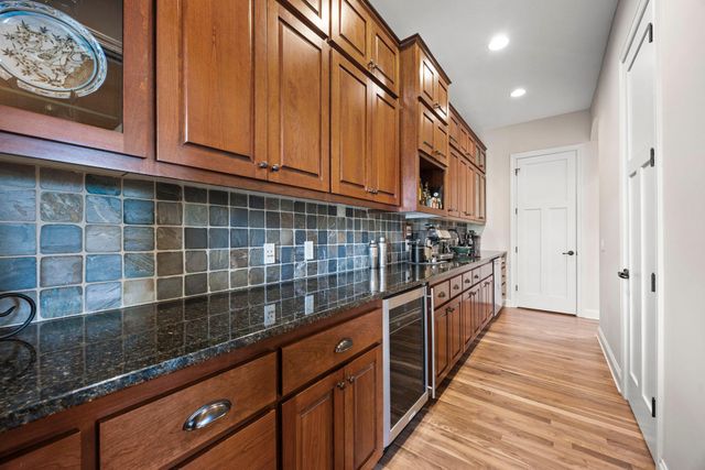 2020 Edgewood Court, Chanhassen, MN 55317
