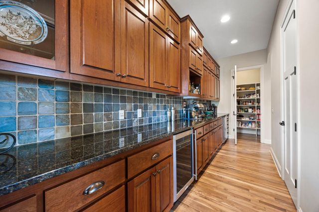 2020 Edgewood Court, Chanhassen, MN 55317
