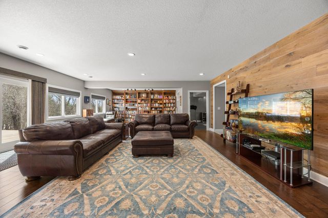 2020 Edgewood Court, Chanhassen, MN 55317