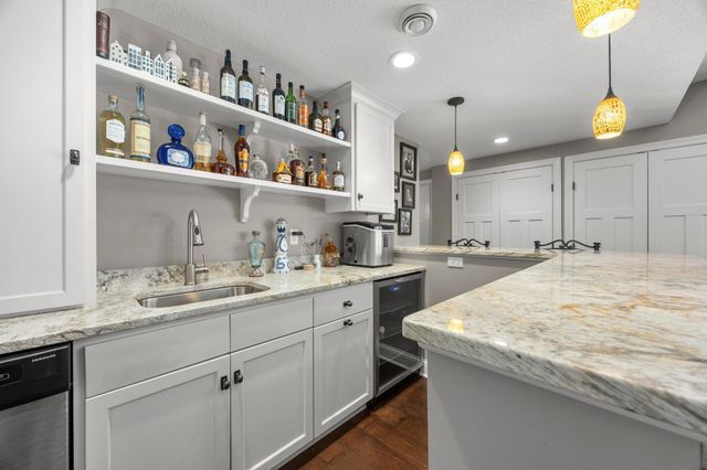 2020 Edgewood Court, Chanhassen, MN 55317