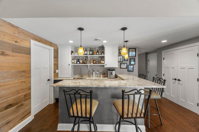 2020 Edgewood Court, Chanhassen, MN 55317