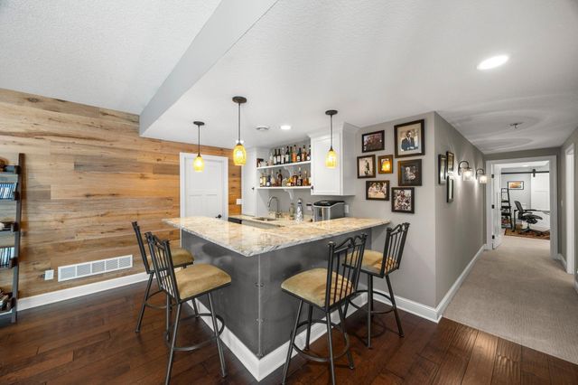 2020 Edgewood Court, Chanhassen, MN 55317