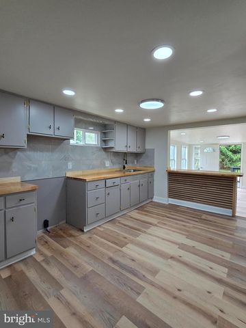 588 BLANDON RD, Fleetwood, PA 19522