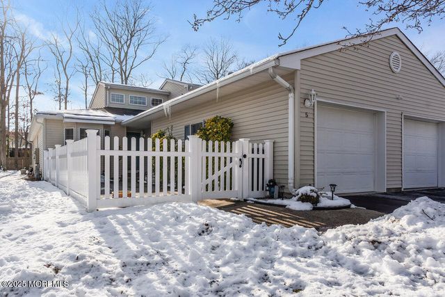 5 Cherrywood Circle 105, Brick, NJ 08724