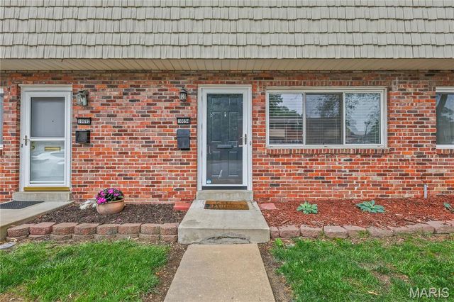 10694 Carroll Wood Way, St Louis, MO 63128