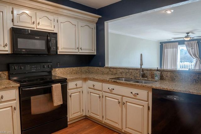 179 Harbor Watch DR, Chesapeake, VA 23322