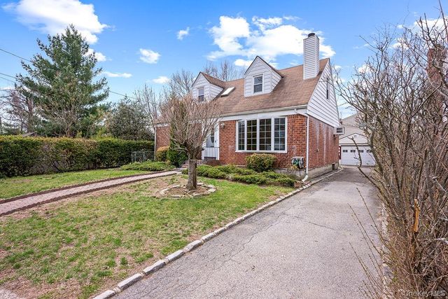 8 Grady Court, Great Neck, NY 11023