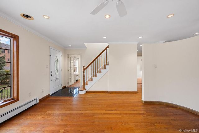 8 Grady Court, Great Neck, NY 11023