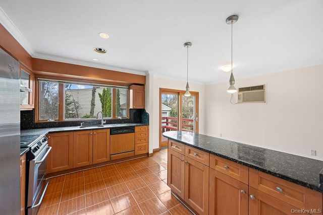 8 Grady Court, Great Neck, NY 11023