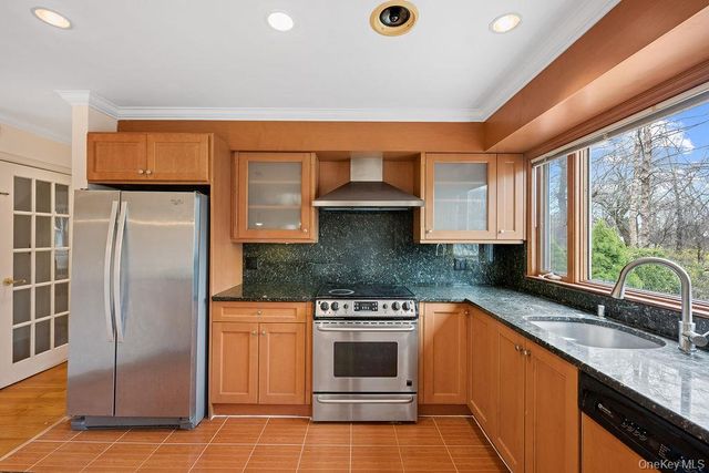 8 Grady Court, Great Neck, NY 11023