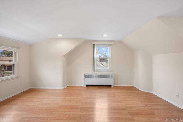 8 Grady Court, Great Neck, NY 11023