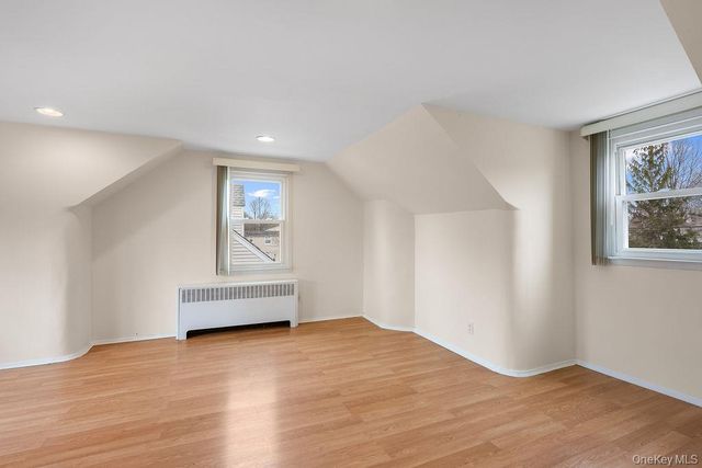 8 Grady Court, Great Neck, NY 11023