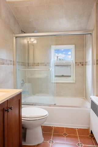 8 Grady Court, Great Neck, NY 11023