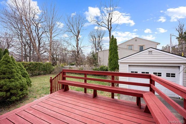 8 Grady Court, Great Neck, NY 11023