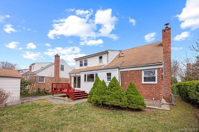 8 Grady Court, Great Neck, NY 11023