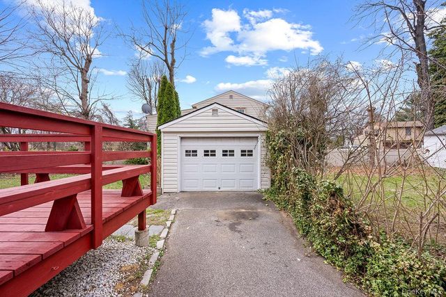 8 Grady Court, Great Neck, NY 11023