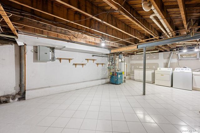 8 Grady Court, Great Neck, NY 11023