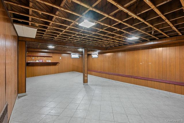 8 Grady Court, Great Neck, NY 11023