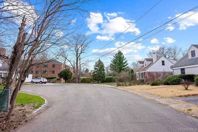 8 Grady Court, Great Neck, NY 11023