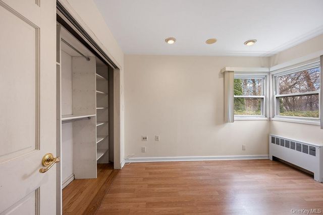 8 Grady Court, Great Neck, NY 11023