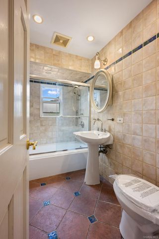 8 Grady Court, Great Neck, NY 11023