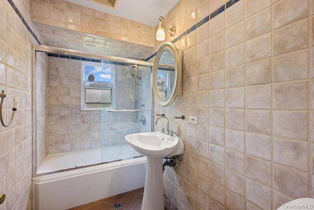 8 Grady Court, Great Neck, NY 11023