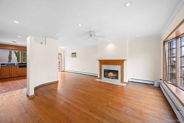 8 Grady Court, Great Neck, NY 11023