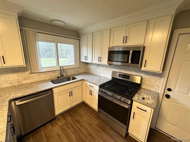 24739 Middlebelt Road, Farmington Hills, MI 48336