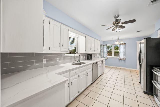 909 Valley View Avenue, Red Oak, TX 75154