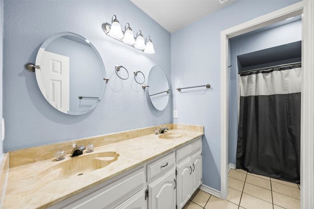909 Valley View Avenue, Red Oak, TX 75154