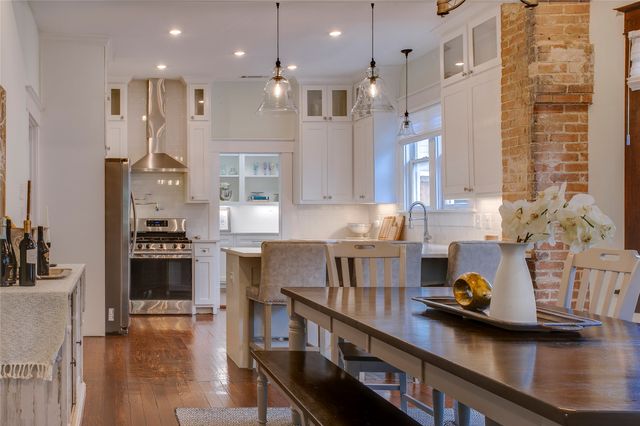 911 Woodlawn Avenue, Dallas, TX 75208