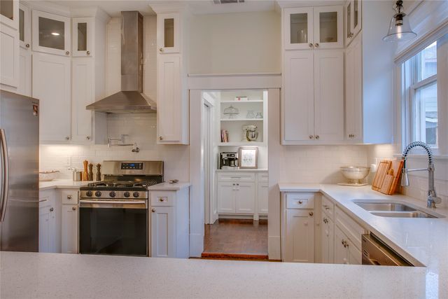 911 Woodlawn Avenue, Dallas, TX 75208
