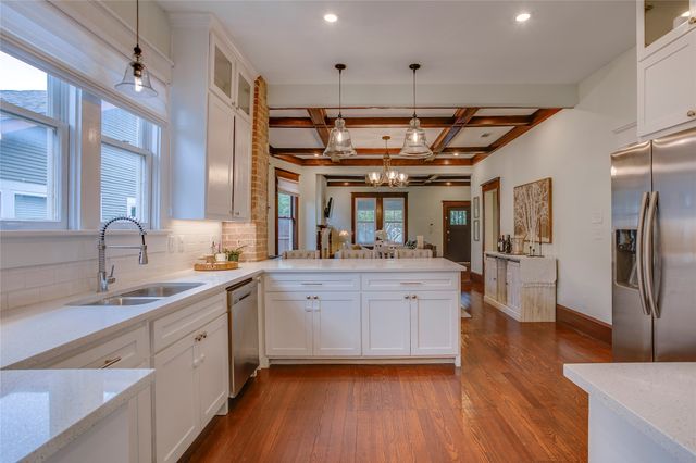 911 Woodlawn Avenue, Dallas, TX 75208