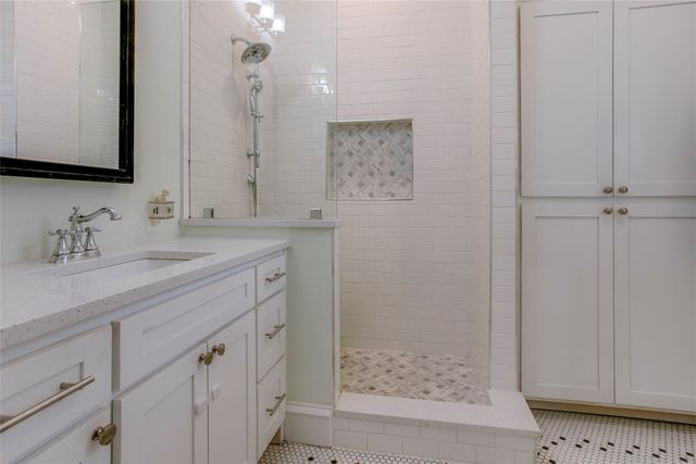 911 Woodlawn Avenue, Dallas, TX 75208