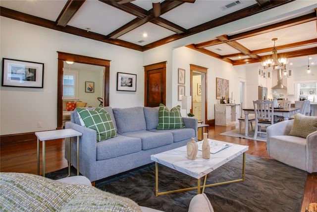 911 Woodlawn Avenue, Dallas, TX 75208