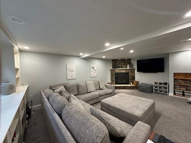 48 Juniper St, Billerica, MA 01821