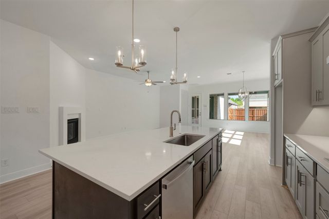 2081 Pine Grove Lane, Arlington, TX 76005