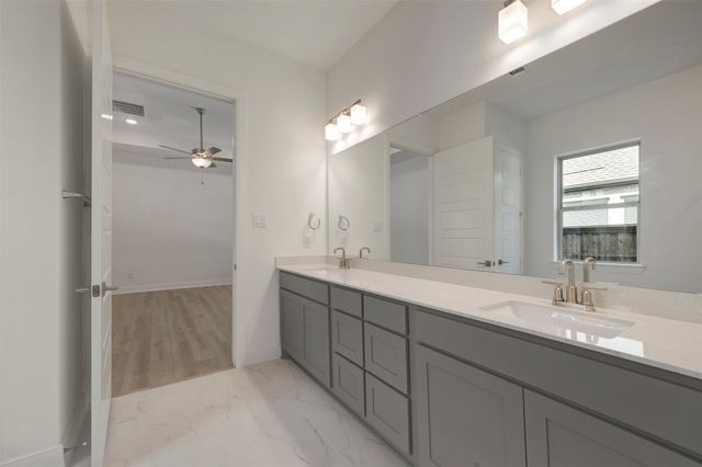 2081 Pine Grove Lane, Arlington, TX 76005